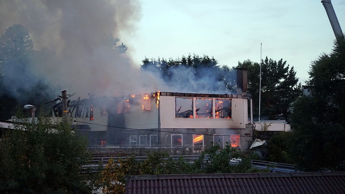 Brann i industribygg i Godvik: – Har gått brannvakt i natt