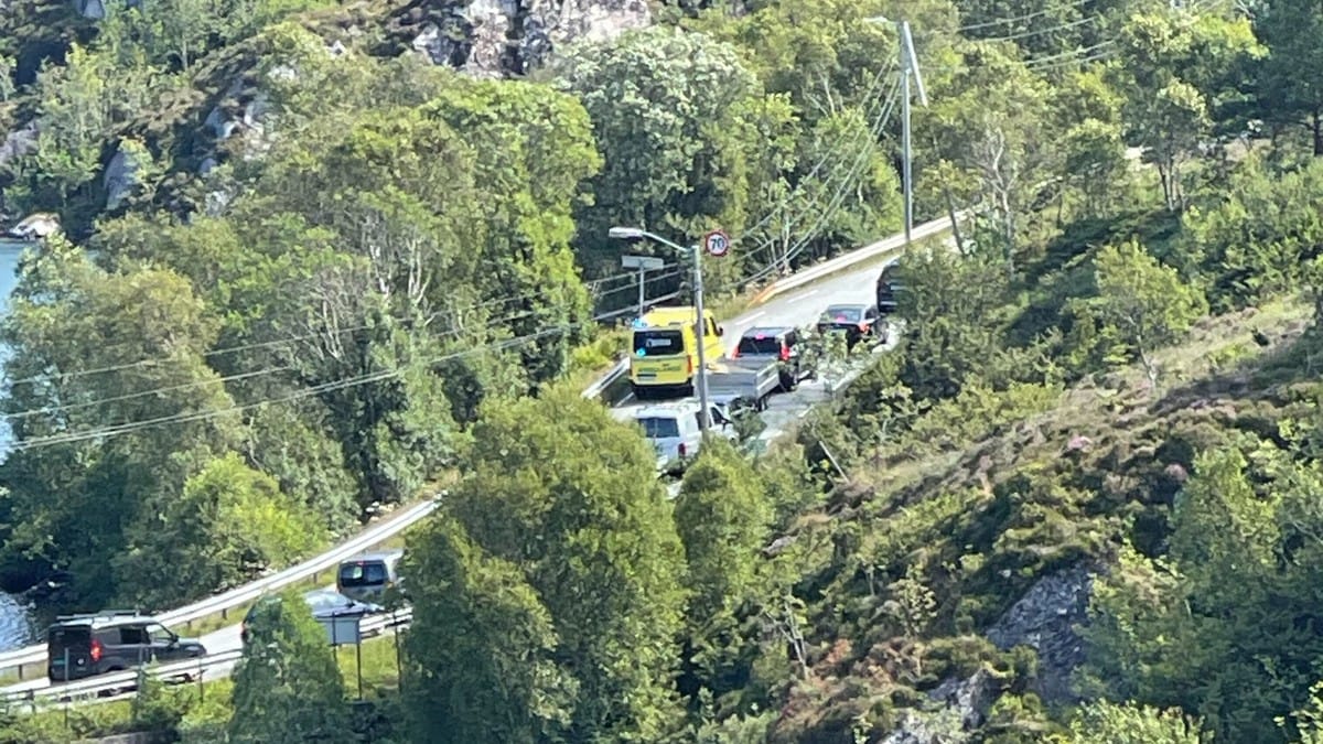 Bil kjørt i fjellvegg i Øygarden