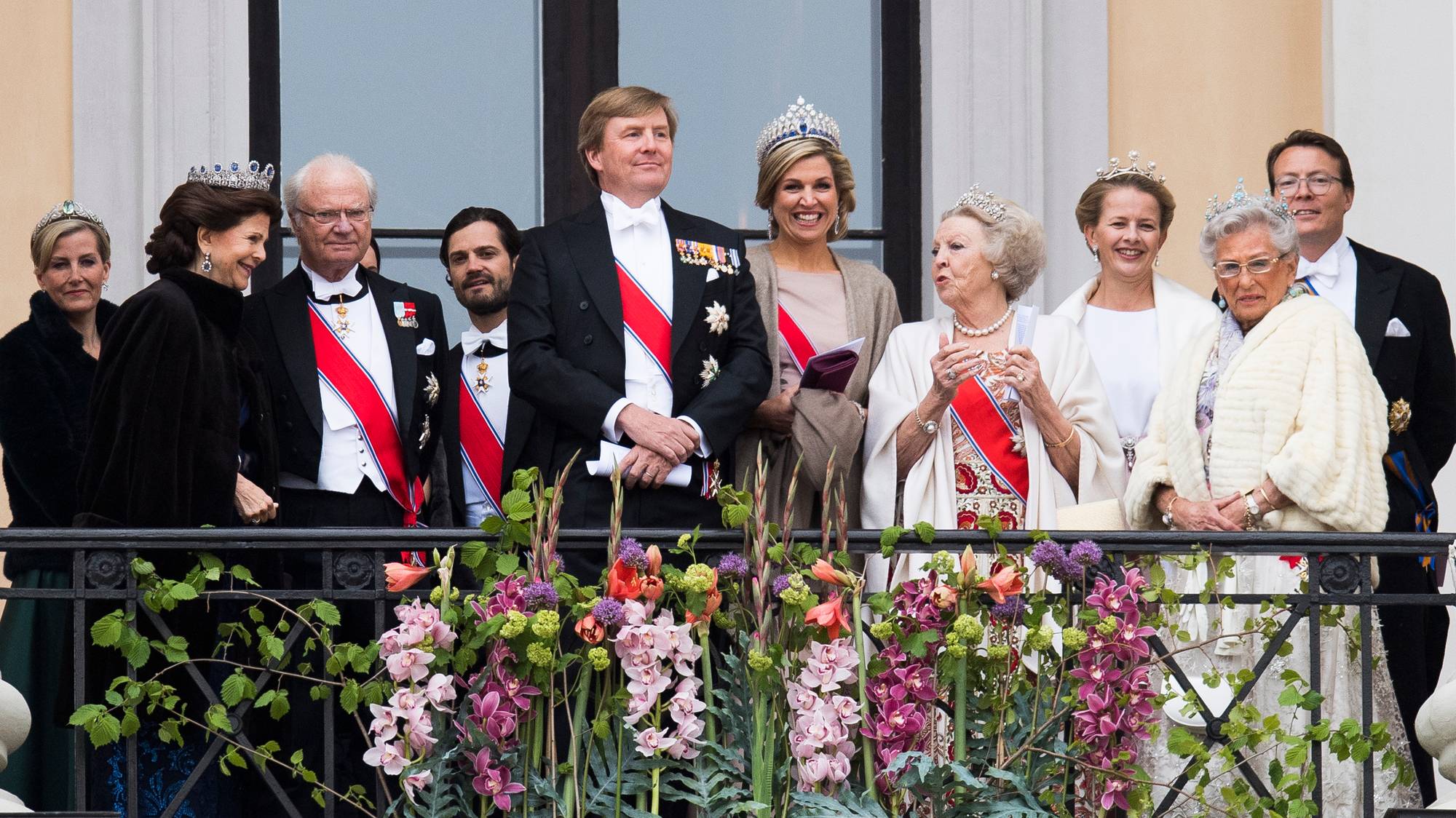 Kongelige på balkong under en seremoni, inkludert kong Willem-Alexander og dronning Máxima. (Bildebeskrivelsen er laget av en KI-tjeneste)