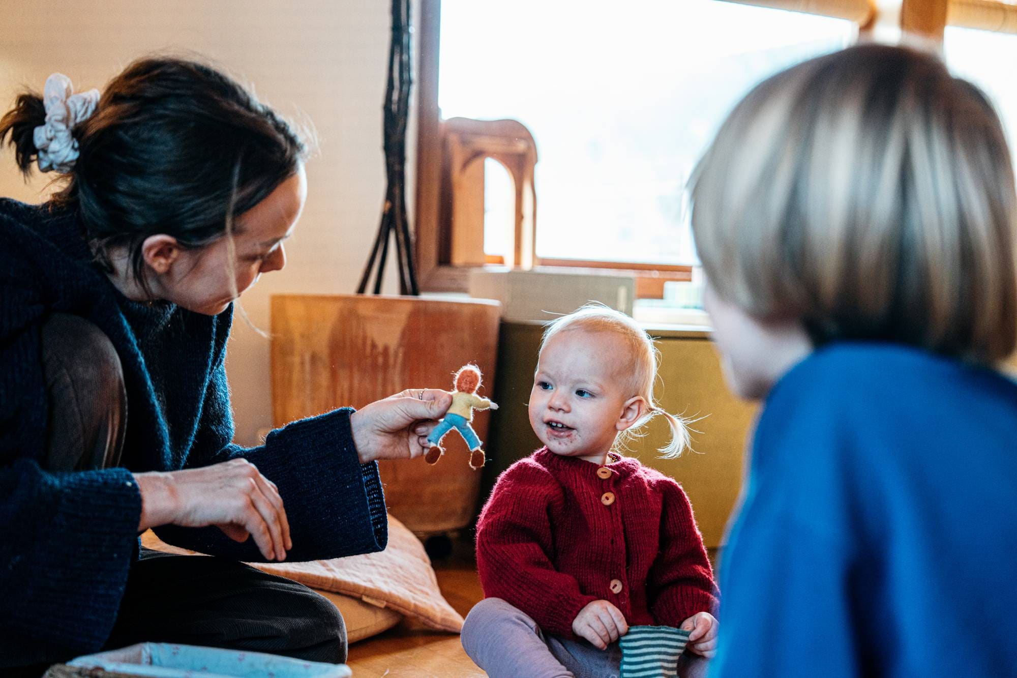 Barn leker med leker hjemme i stua