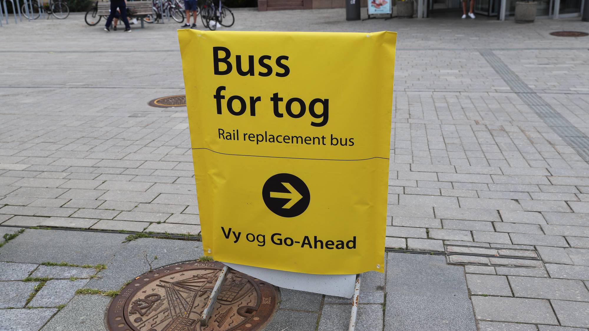 et gult skilt på et fortau