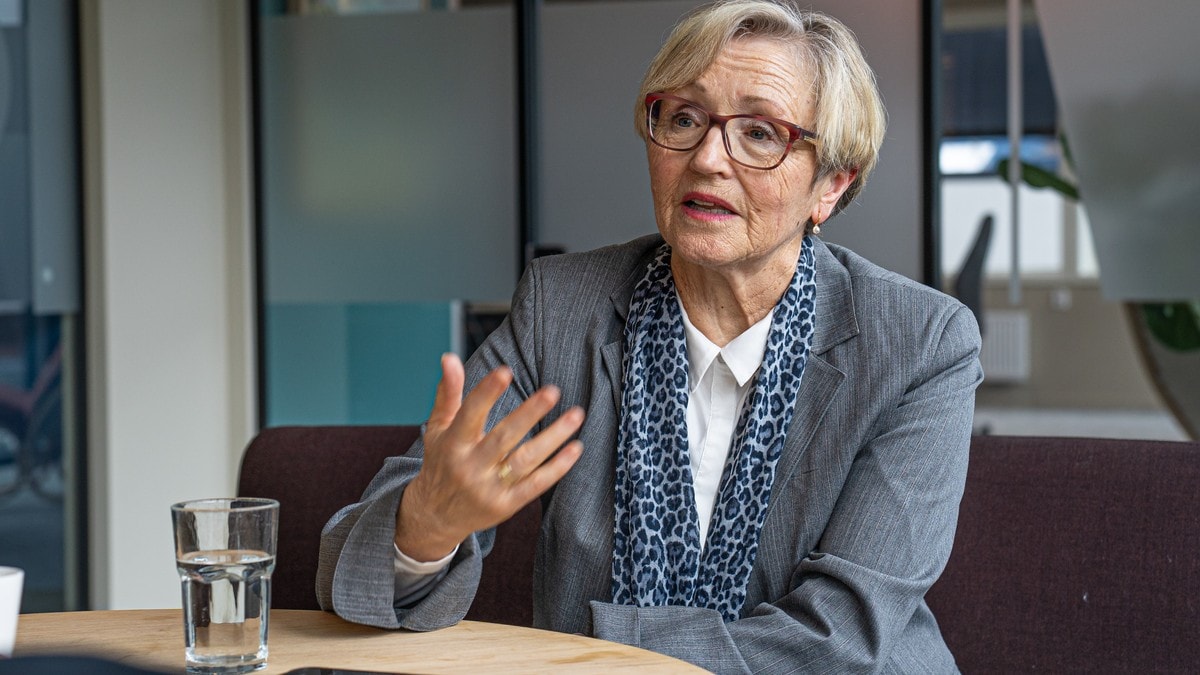 Liv Signe Navarsete sitter ved et bord FOTO: Tare Reklev Øverbø/NRK