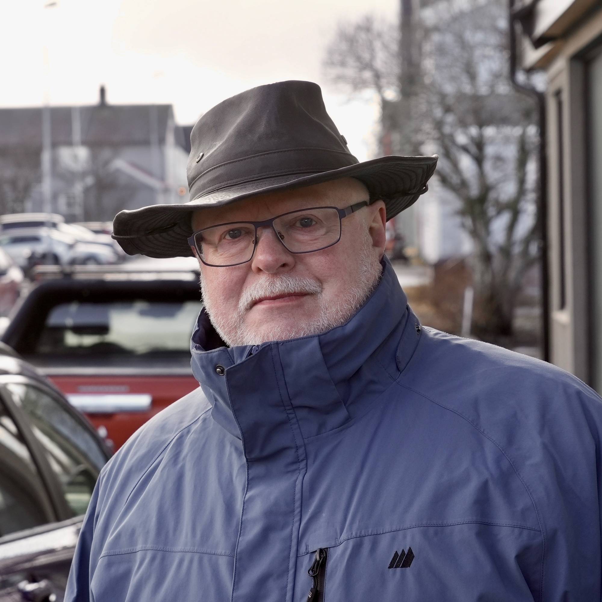 Mann med regnjakke og cowboyhatt