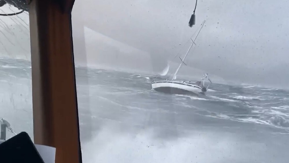 Videoene viser det heftige uværet: Her bistår de båt i 12 meter høye bølger