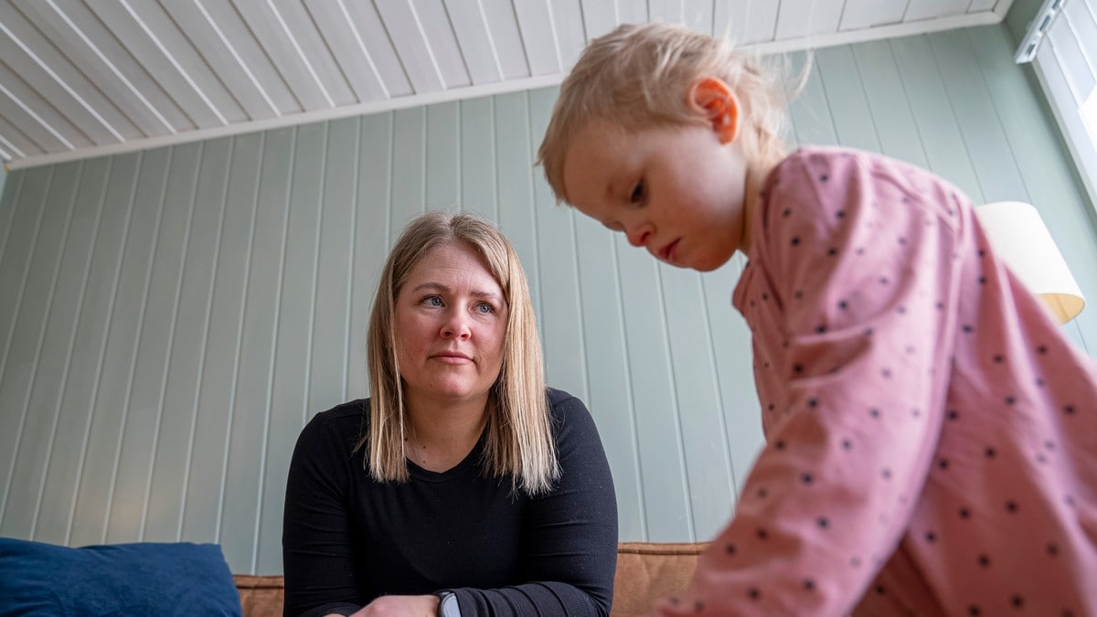 Lagrer 800.000 prøver av nyfødte evig: – Kan ikke huske å ha blitt informert Blodprøvene som tas av de nyfødte, er viktige for å avdekke alvorlige sykdommer tidlig. Men Datatilsynet er skeptiske til om foreldrene blir godt nok informert om lagringen.