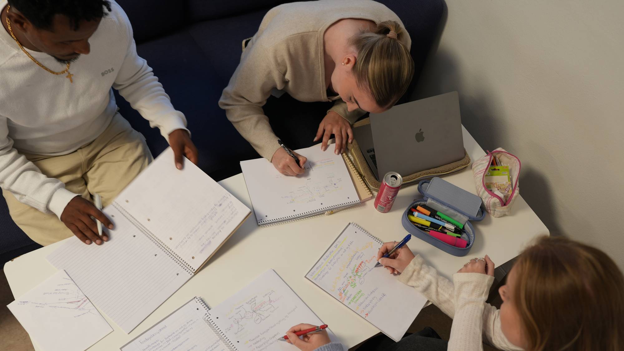 Studenter som gjør skole