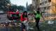 写真:Valentyn Ogirenko / Reuters / NTB 犬と一緒に通りに立っている男性と女性