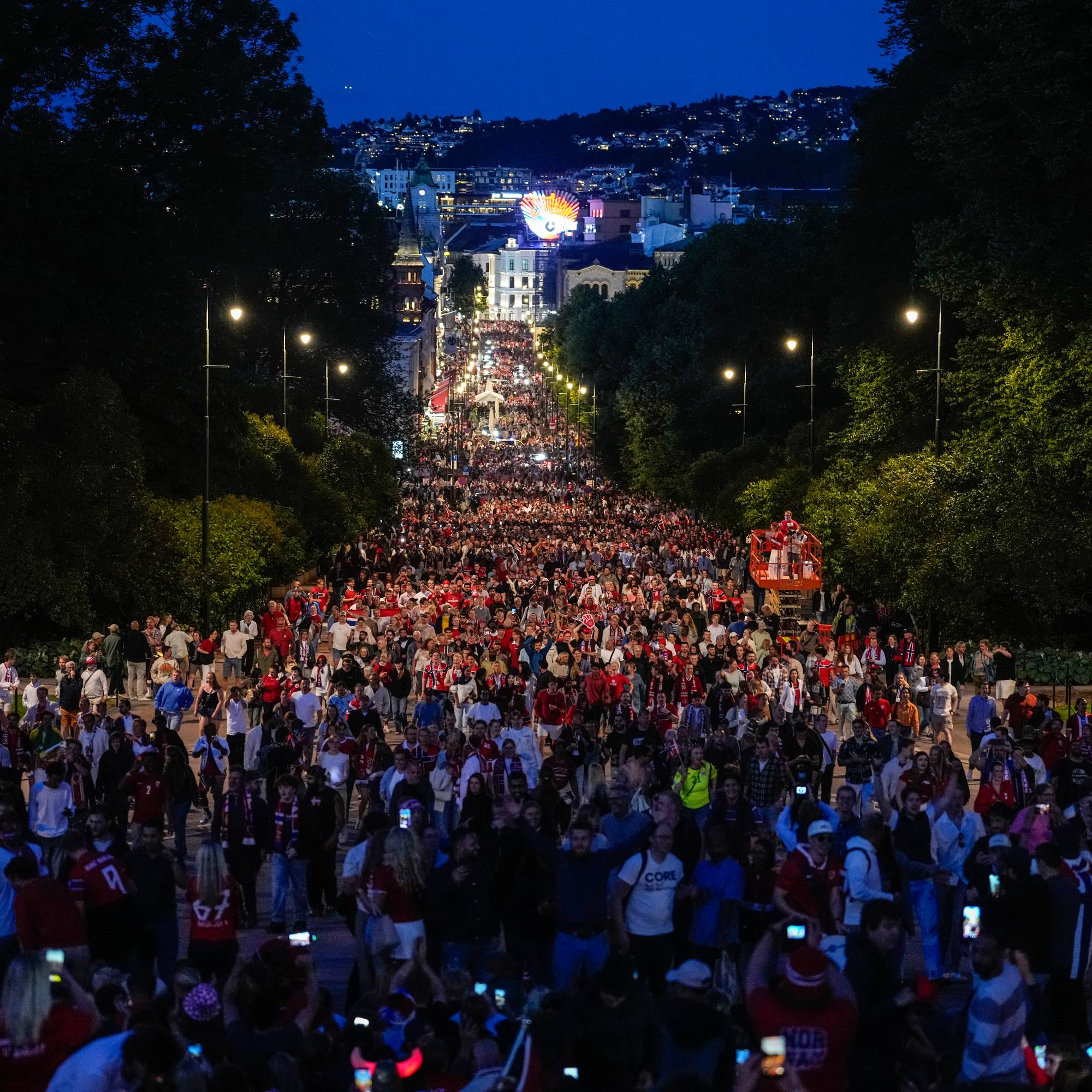 Folkehav på Karl Johan etter Norges seier over Brasil.