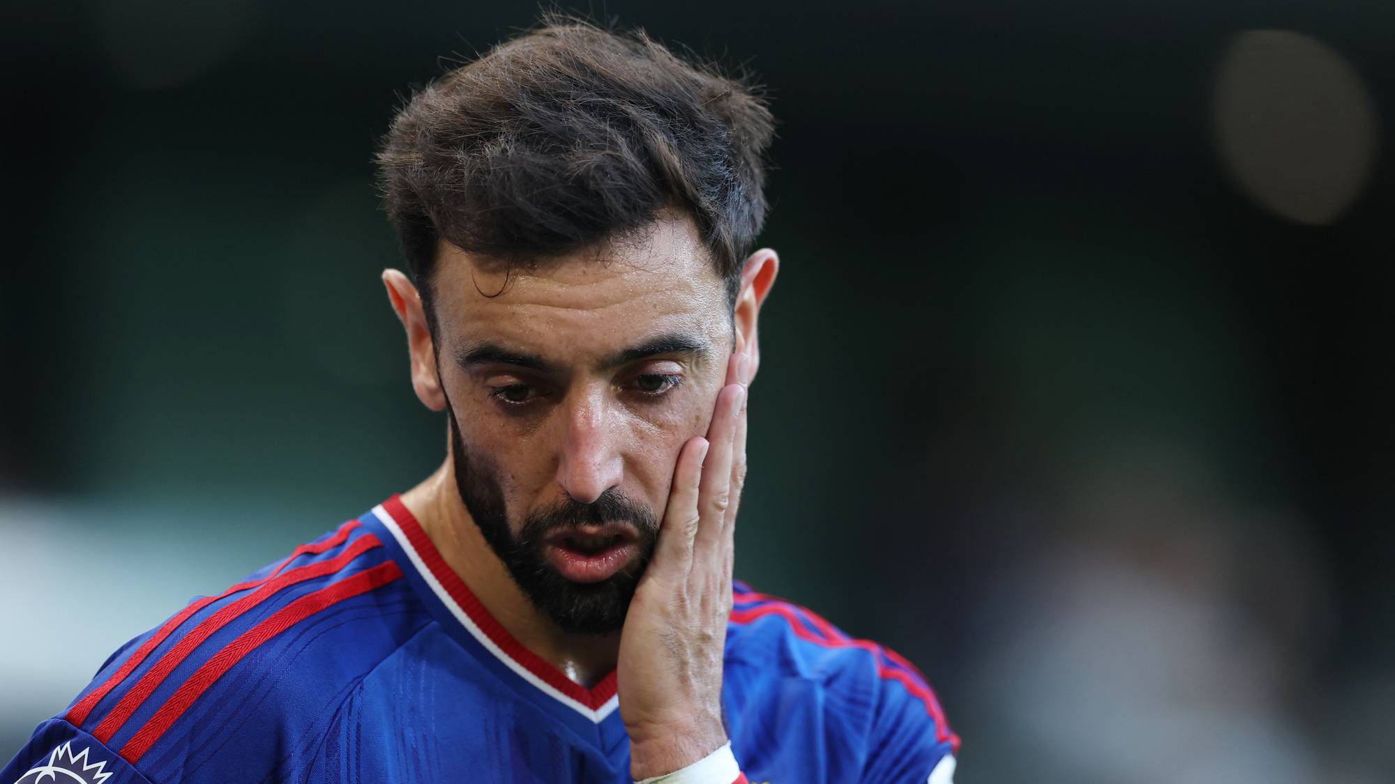 Bruno Fernandes i Manchester United-drakt med hånden mot ansiktet. (Bildebeskrivelsen er laget av en KI-tjeneste)