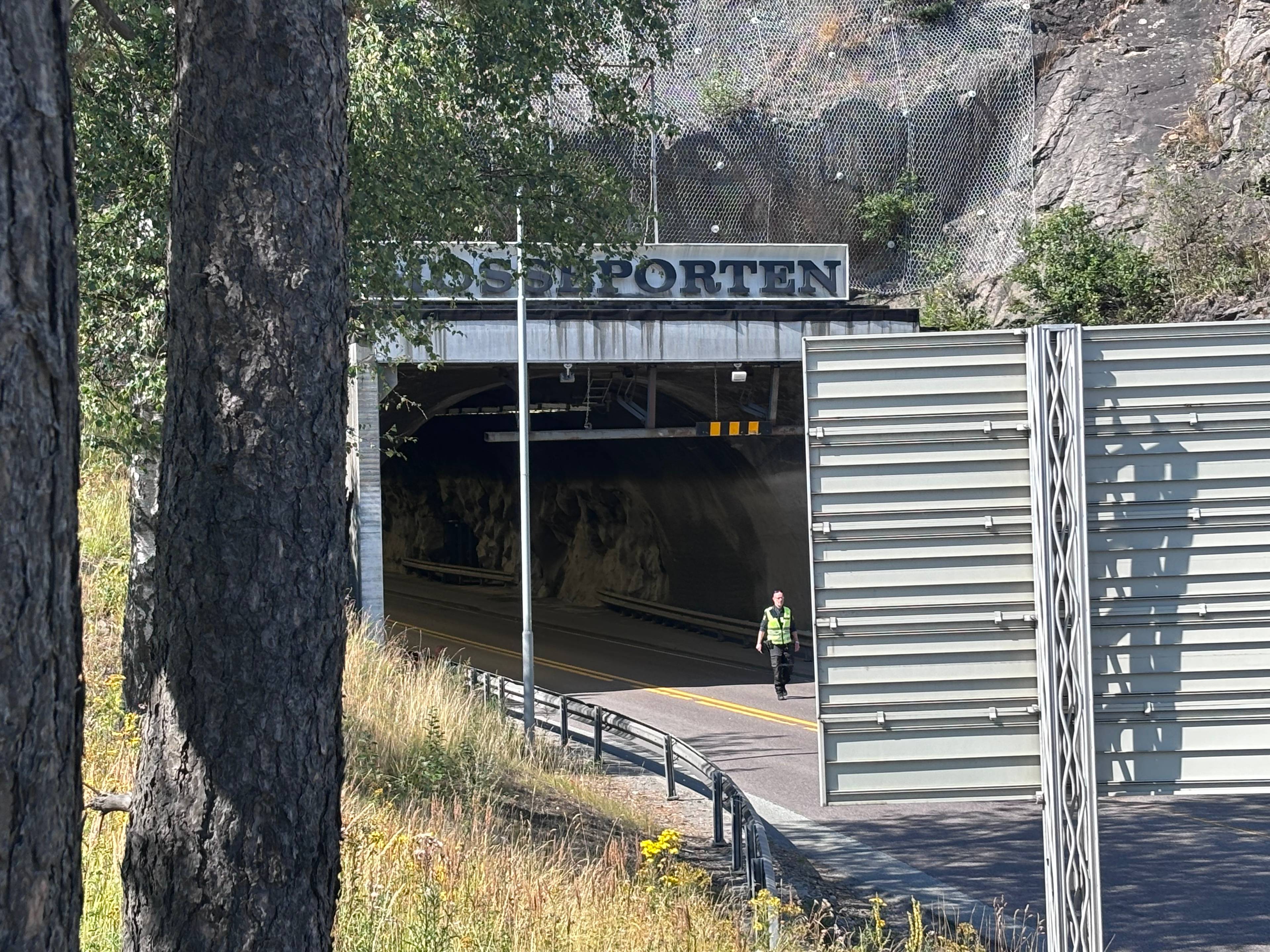 En tunnel med en politimann i forgrunnen.