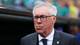 Mike Segar / REUTERS,NTB Fotballtrener Carlo Ancelotti i dress med slips, sett foran en fotballarena. (Bildebeskrivelsen er laget av en KI-tjeneste)