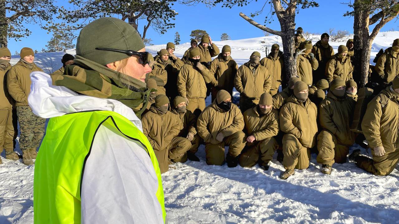 Mari Thorsen instruerer de amerikanske soldatene før de skal isbade.