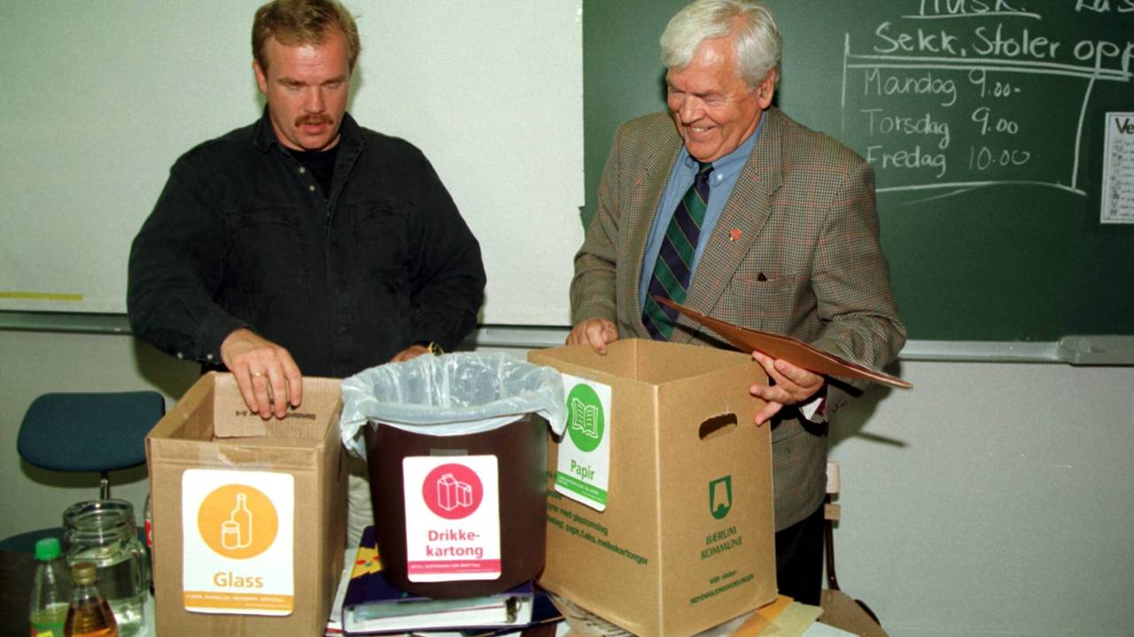 Kurt Oddekalv i Norges Miljøvernforbund og miljøvernminister Torbjørn Berntsen var i formiddag på Lysaker skole, hvor de la frem en handlingspakke for bedre kildesortering i skoler og bedrifter.
Scan-Foto: Cornelius Poppe