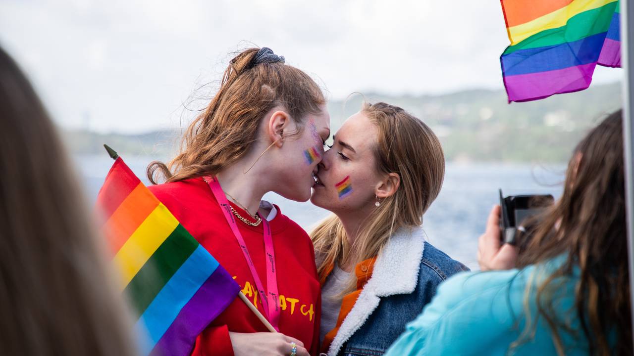 Ingvild Økland (til høyre) og kjæresten. Møtte hverandre for syv år siden i 2014. Var frivillige i Pride, og har siden den gang vært sammen. Vårt anniversary. Har savnet å feire Pride. Viktige uke for oss.