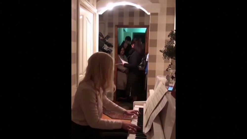 Spilte piano mens politiet ransaket hjemmet