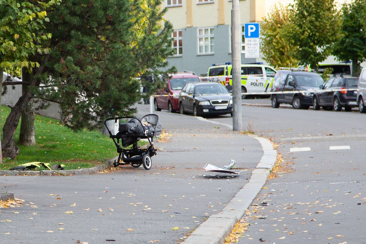 Barnevogn og skilt påkjørt av kapret ambulanse i Åsengata på Torshov i Oslo.