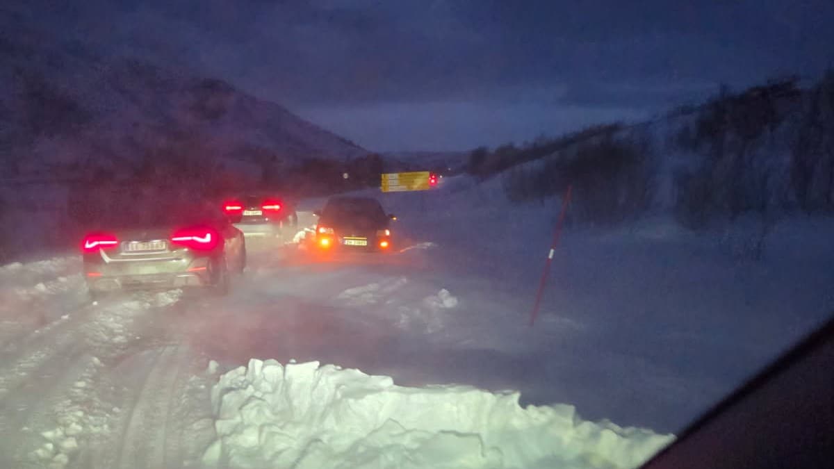 Vind, snøfokk og kaos i nord. Politiet oppfordrer til å la bilen stå