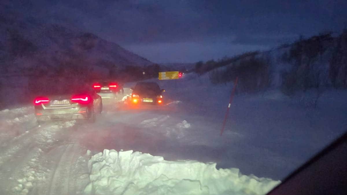 Vind, snøfokk og kaos i nord. Politiet oppfordrer til å la bilen stå