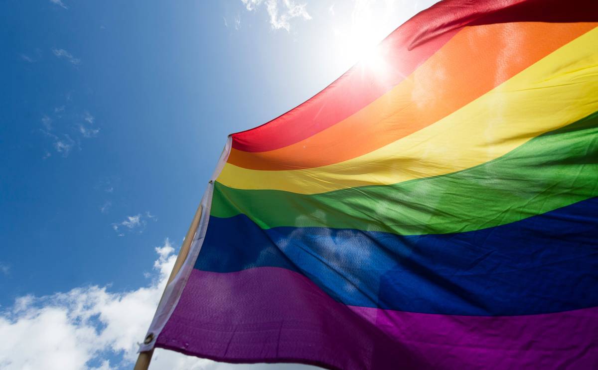 Regnbueflaggets historie, symbolikk og politiske verdi – dette betyr prideflagget – NRK Norge – Oversikt over nyheter fra ulike deler av landet
