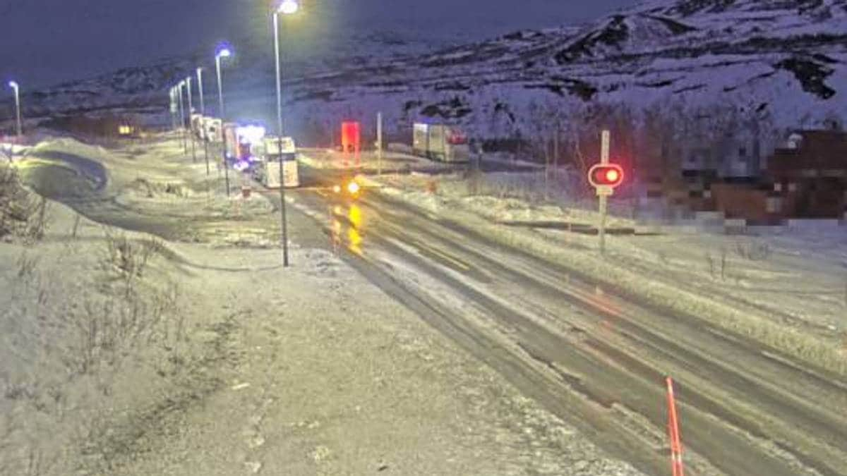 E6 stengt i fleire timar etter at buss og to vogntog kolliderte