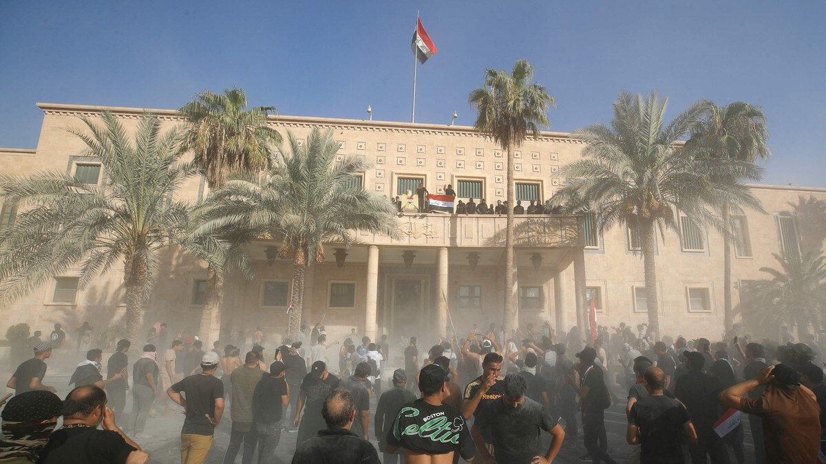Demonstrantar stormar regjeringspalasset i Bagdad