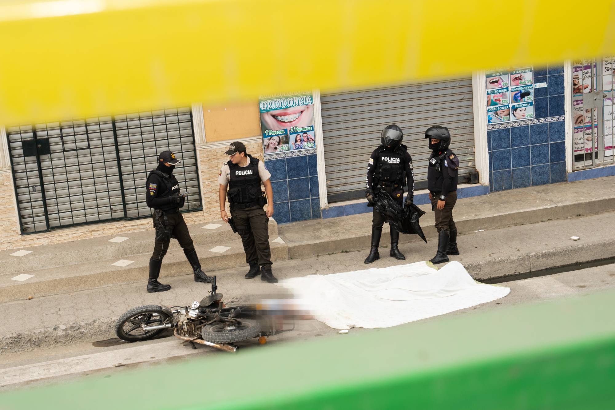 Politiet dekker ofre for gjengvold i Duran i Ecuador.