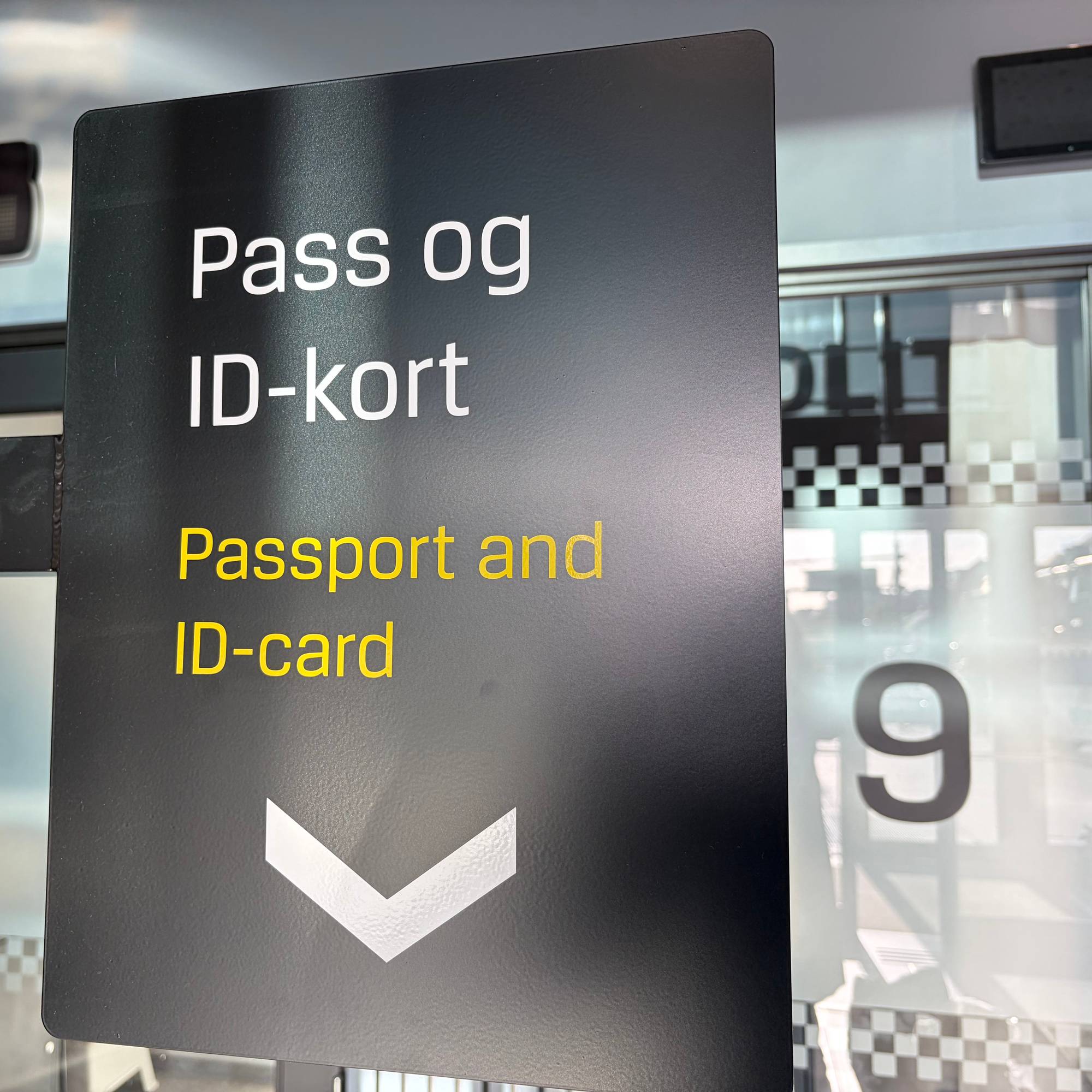 Skilt med teksten «Pass og ID-kort» på norsk og engelsk utenfor et kontor hos politiet. (Bildebeskrivelsen er laget av en KI-tjeneste)