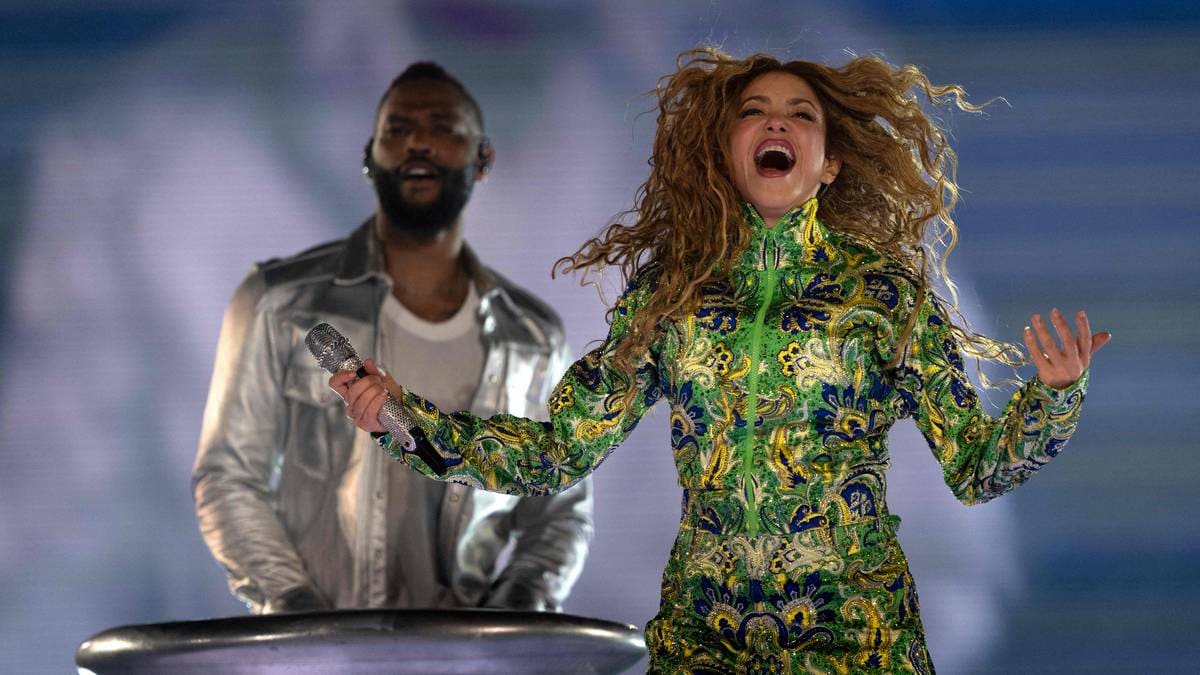 Shakira og Madonna opptrer i historisk pauseshow under VM-finalen