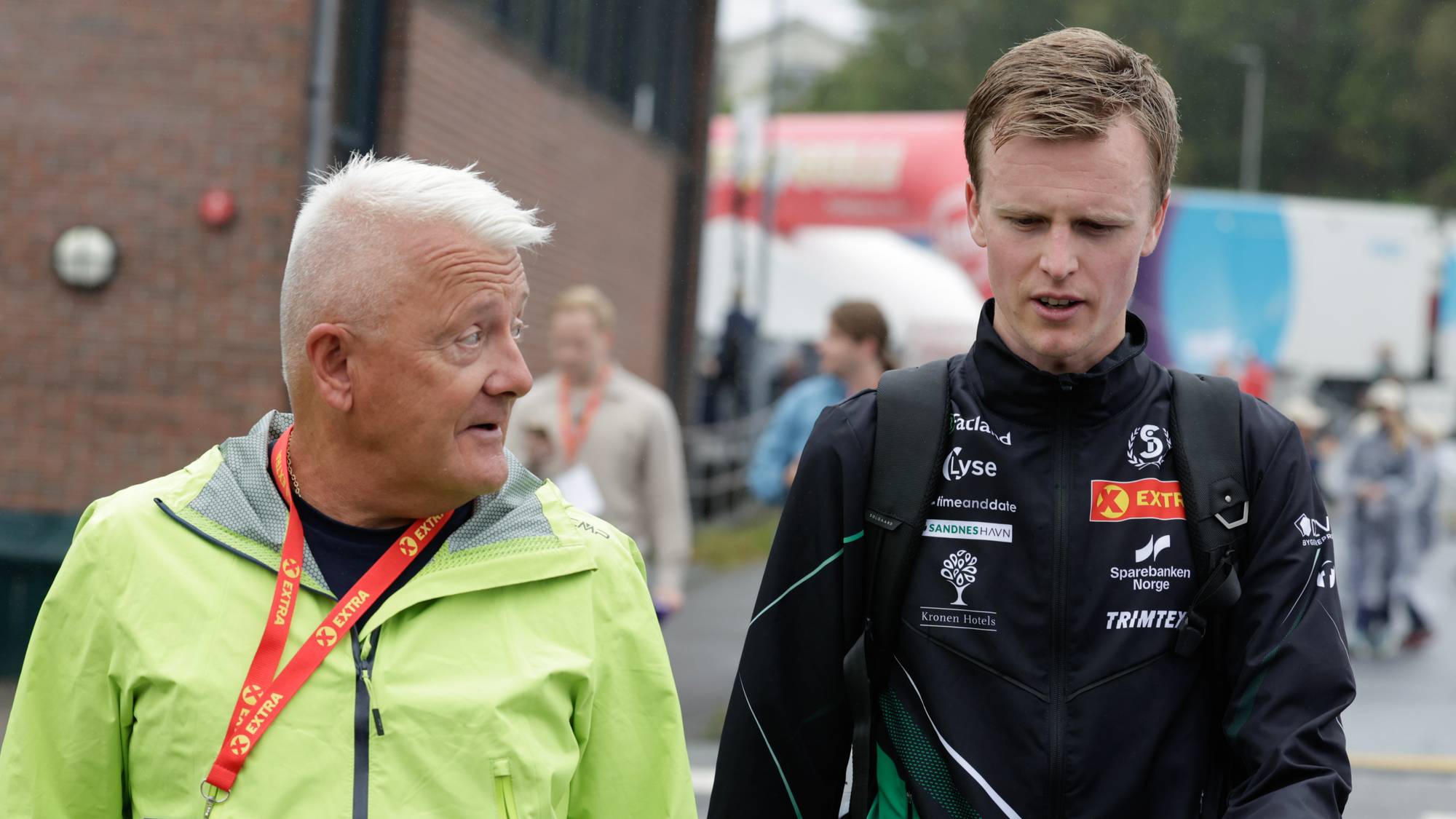 en person i svart kappe og en person i gul kappe