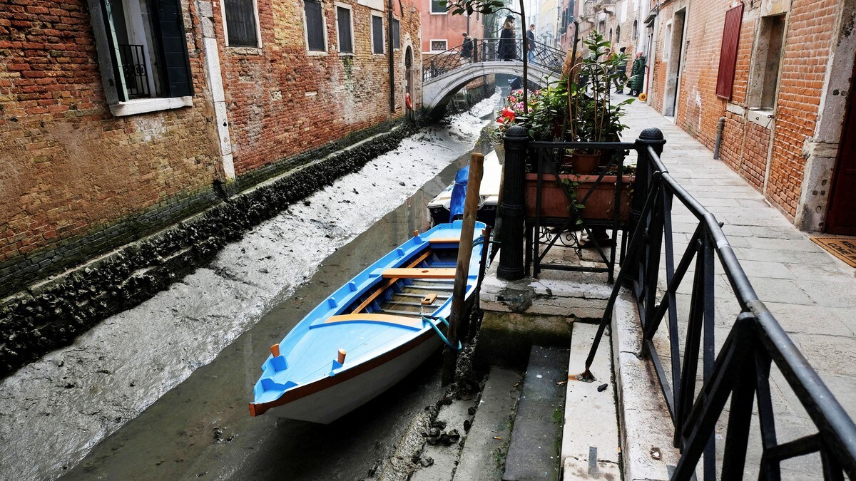 Kanalene i Venezia nesten tomme for vann