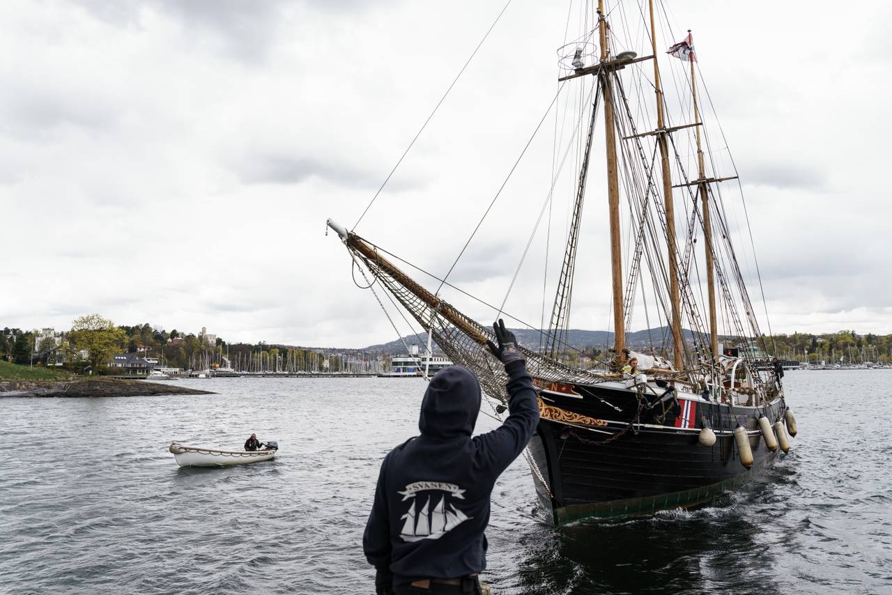 Svanen legger til kai, Knut Olav følger med fra livbåten