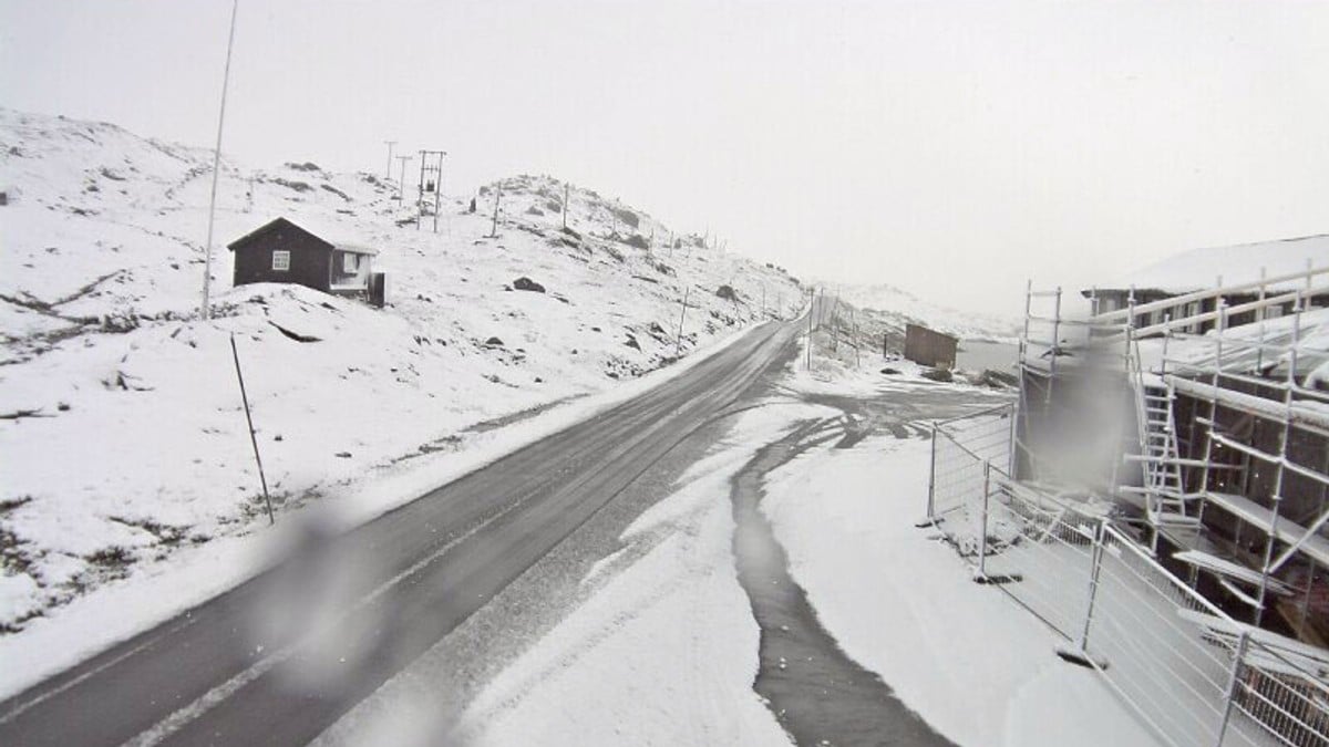 Her er det allerede snø på fjellet