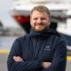 Espen Mills Terje Kramviken, med armene i kors ved Hurtigruten
