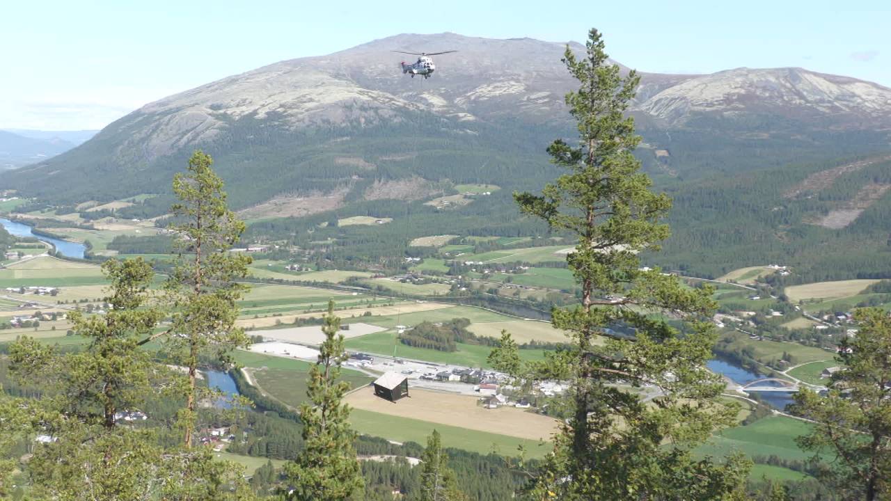 Hytte henger i wire under helikopter i Alvdal.