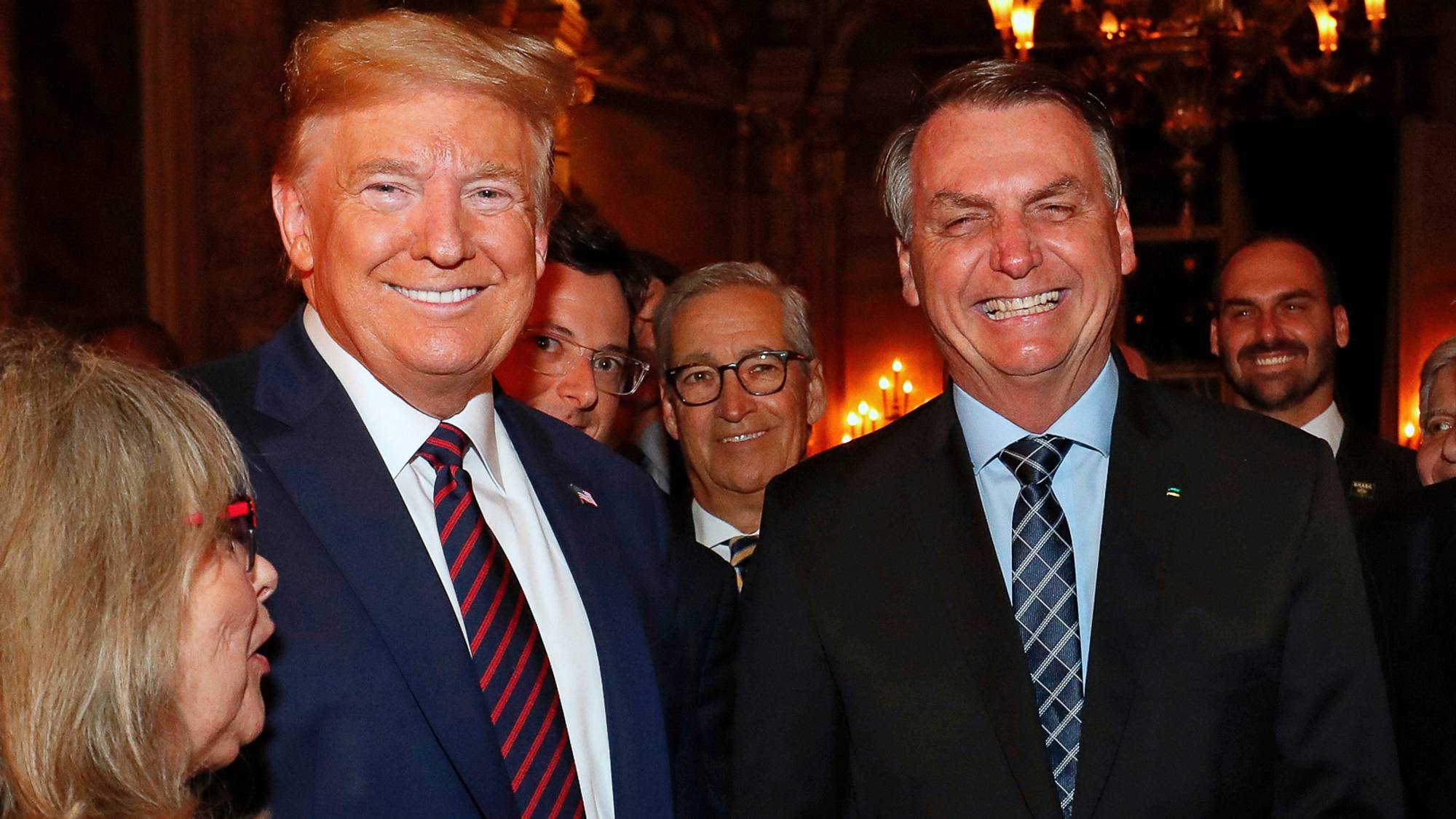 President Donald Trumps har kalt rettssaken mot tidligere president i Brasil, Jair Bolsonaro, for en heksejakt. Her er de sammen på en middag i Mar-a-Lago i 2020.