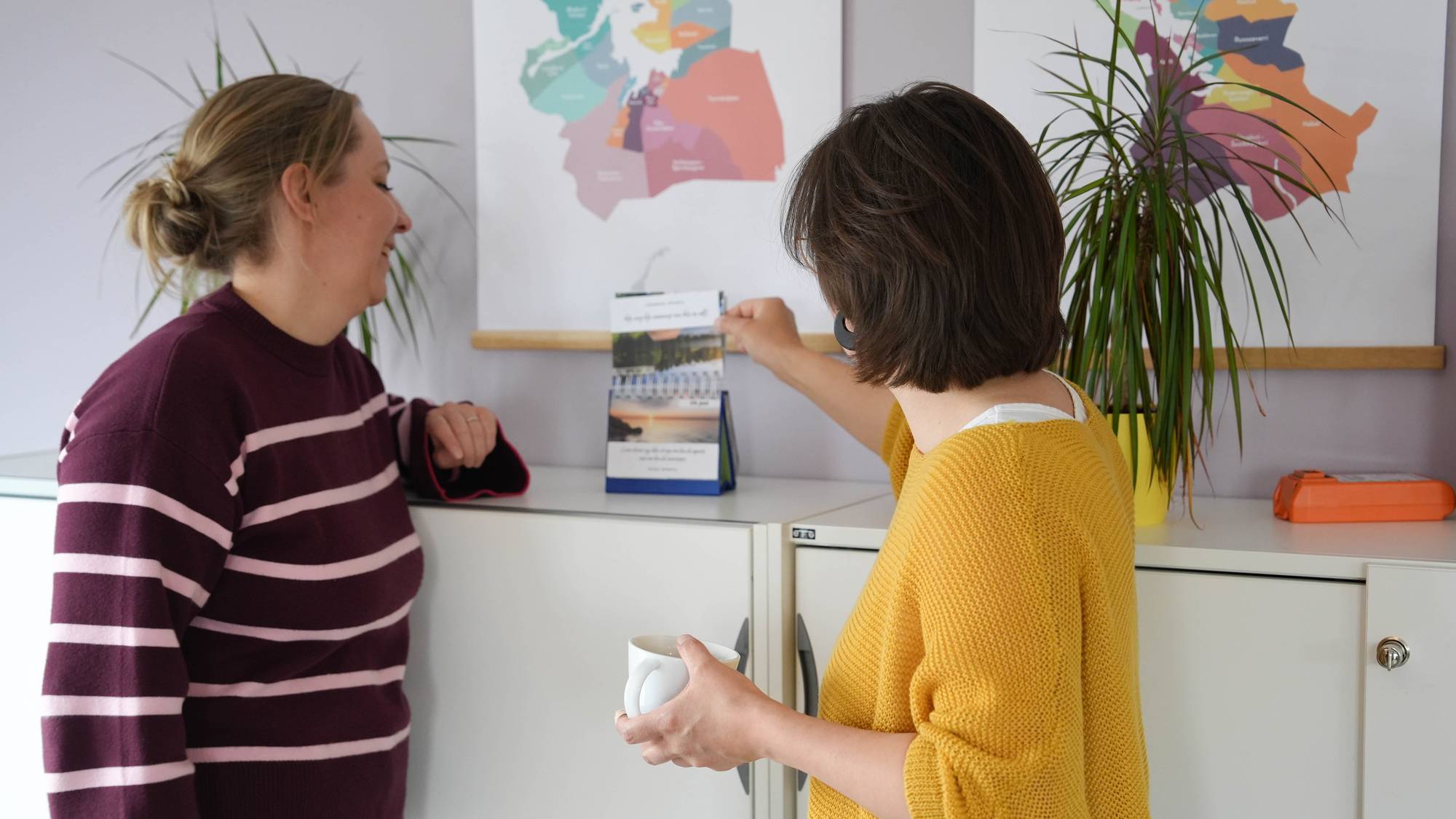 Marte Eriksen og Rikke Rapp ser på kalender