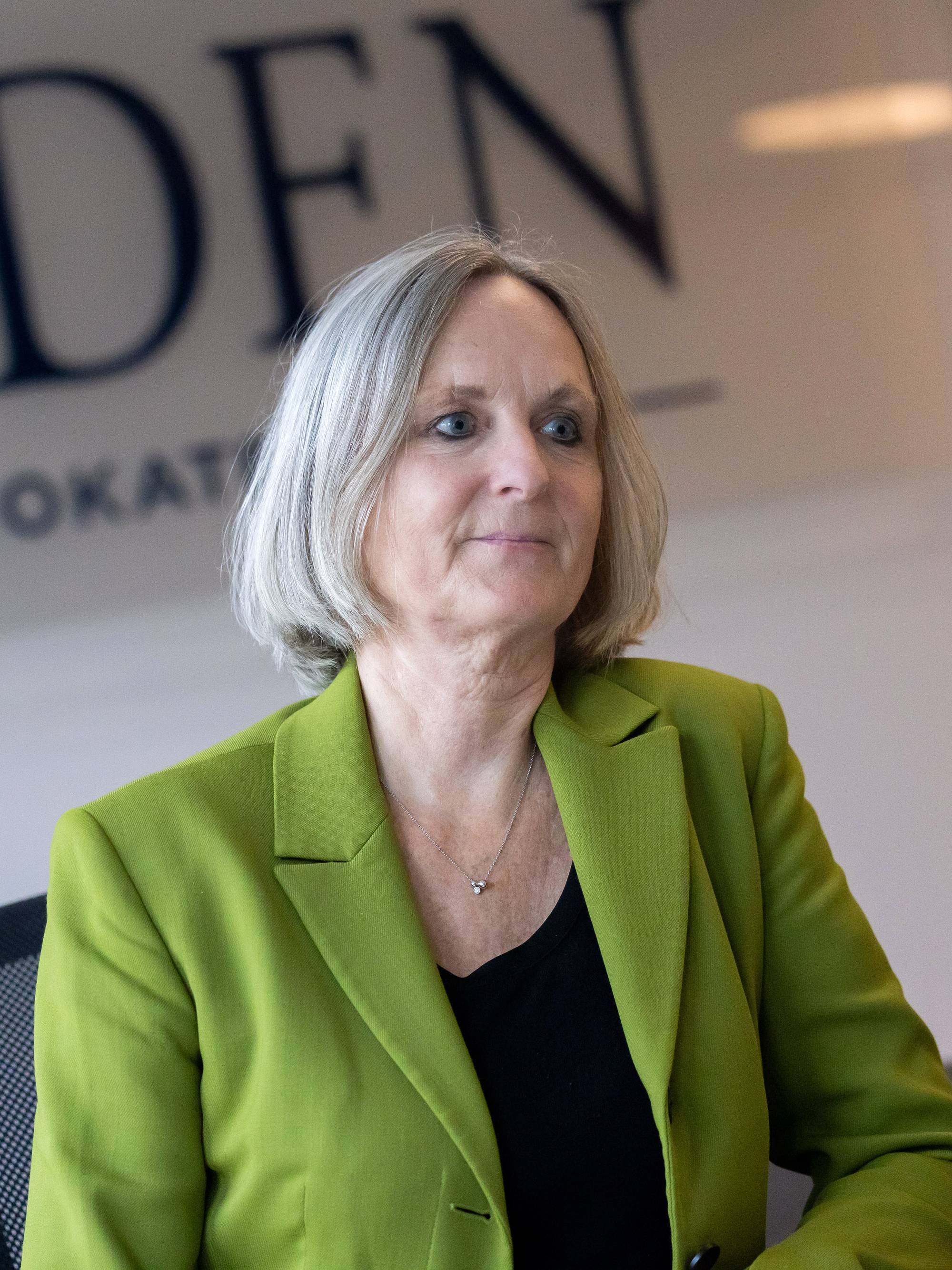 Helene Haugland som sitter i en stol