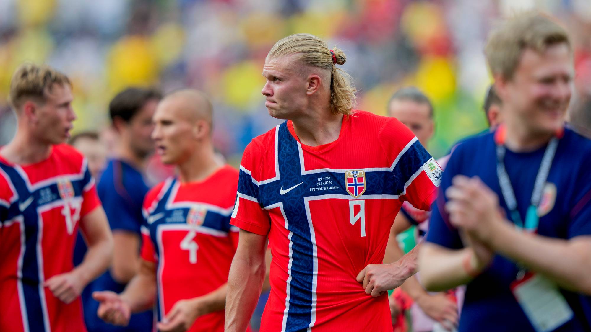 Erling Braut Haaland og andre norske fotballspillere i landslagsdrakter på banen. (Bildebeskrivelsen er laget av en KI-tjeneste)