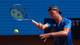 Manu Fernandez / AP,NTB En mann i blå t-skjorte og caps spiller tennis. Han holder en racket og slår til en tennisball. Bakgrunnen er blå. (Bildebeskrivelsen er laget av en KI-tjeneste)