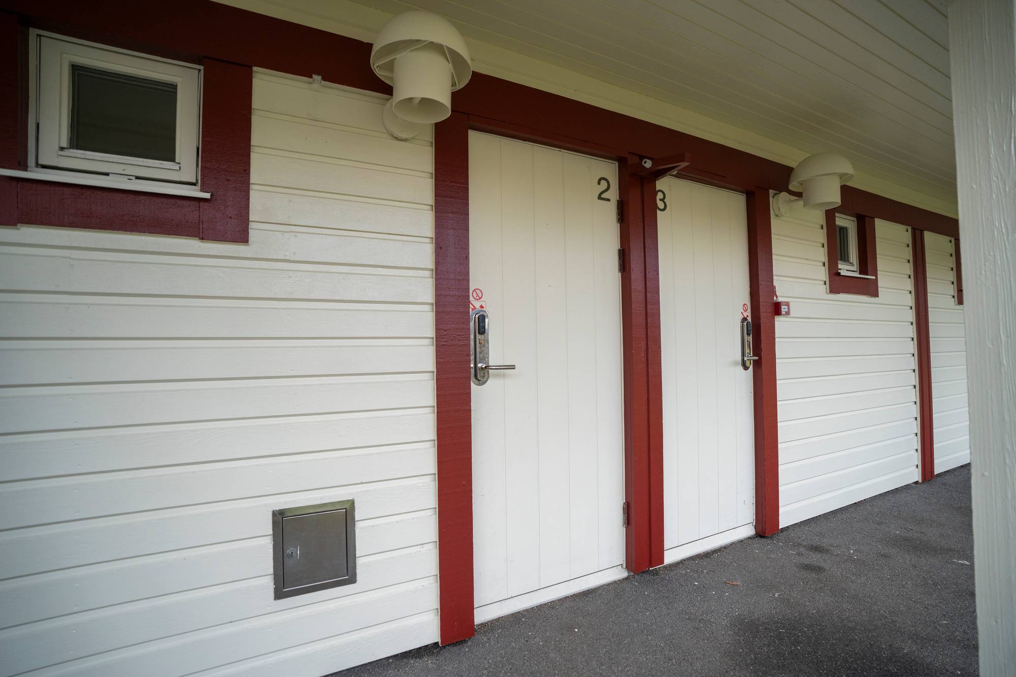 To dører inn til hotellrom