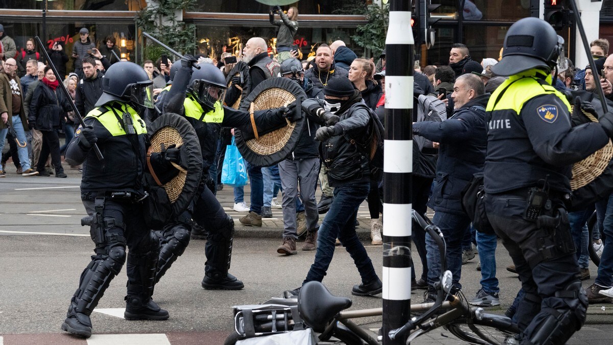 Koronaprotester og sammenstøt i Amsterdam