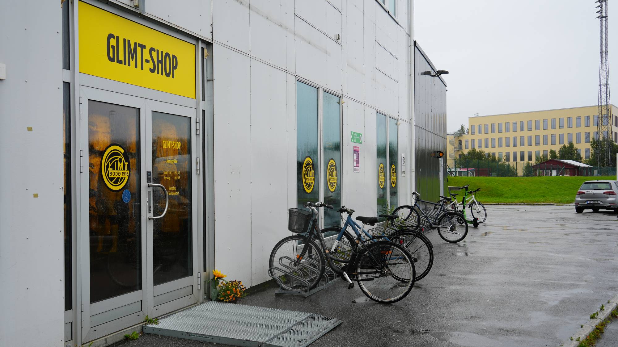 En bygning med sykler parkert utenfor (Bildebeskrivelsen er laget av en KI-tjeneste)