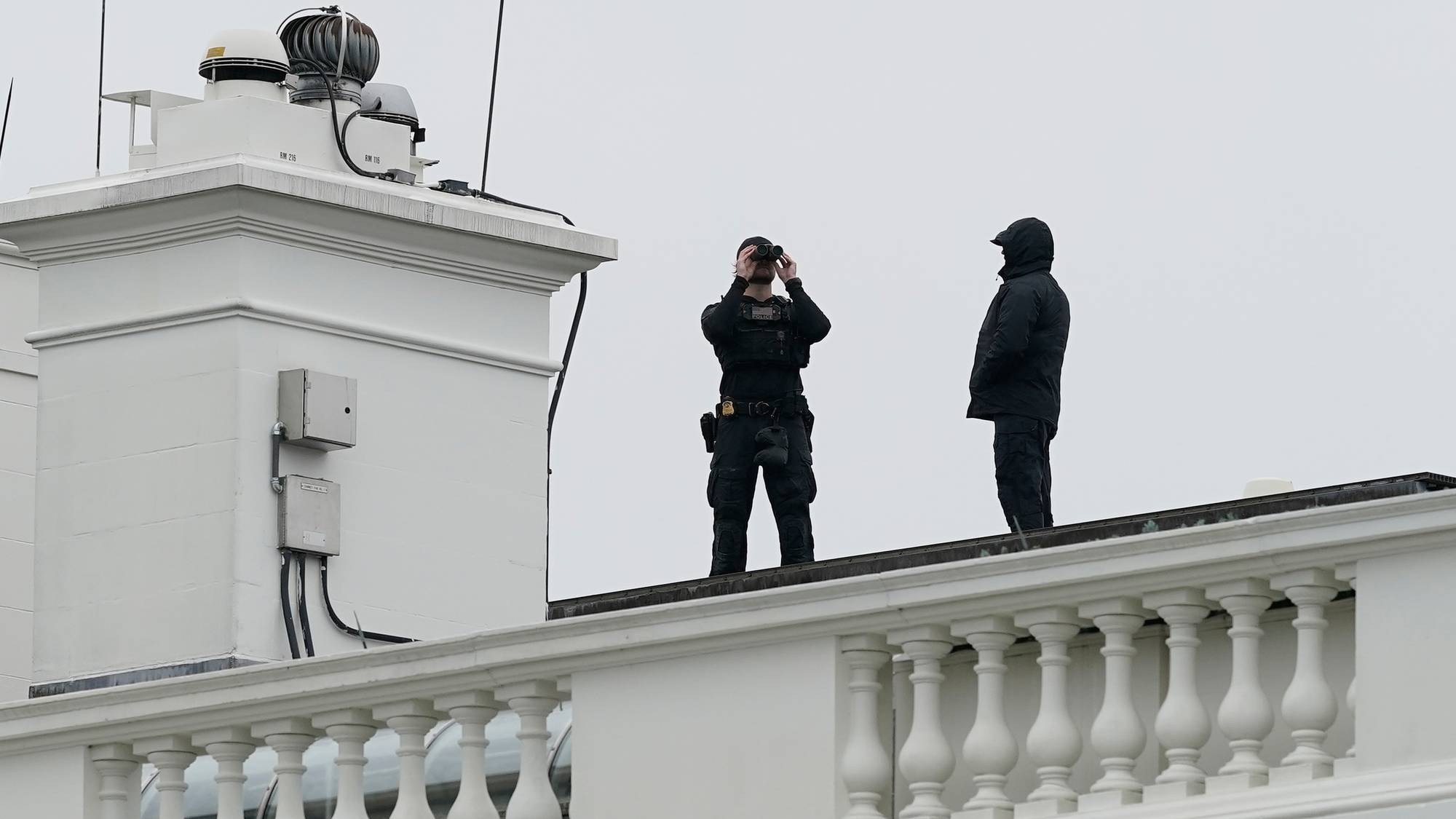 Secret Service holder utkikk fra taket på Det hvite hus etter lørdagens skyting i nærheten. 