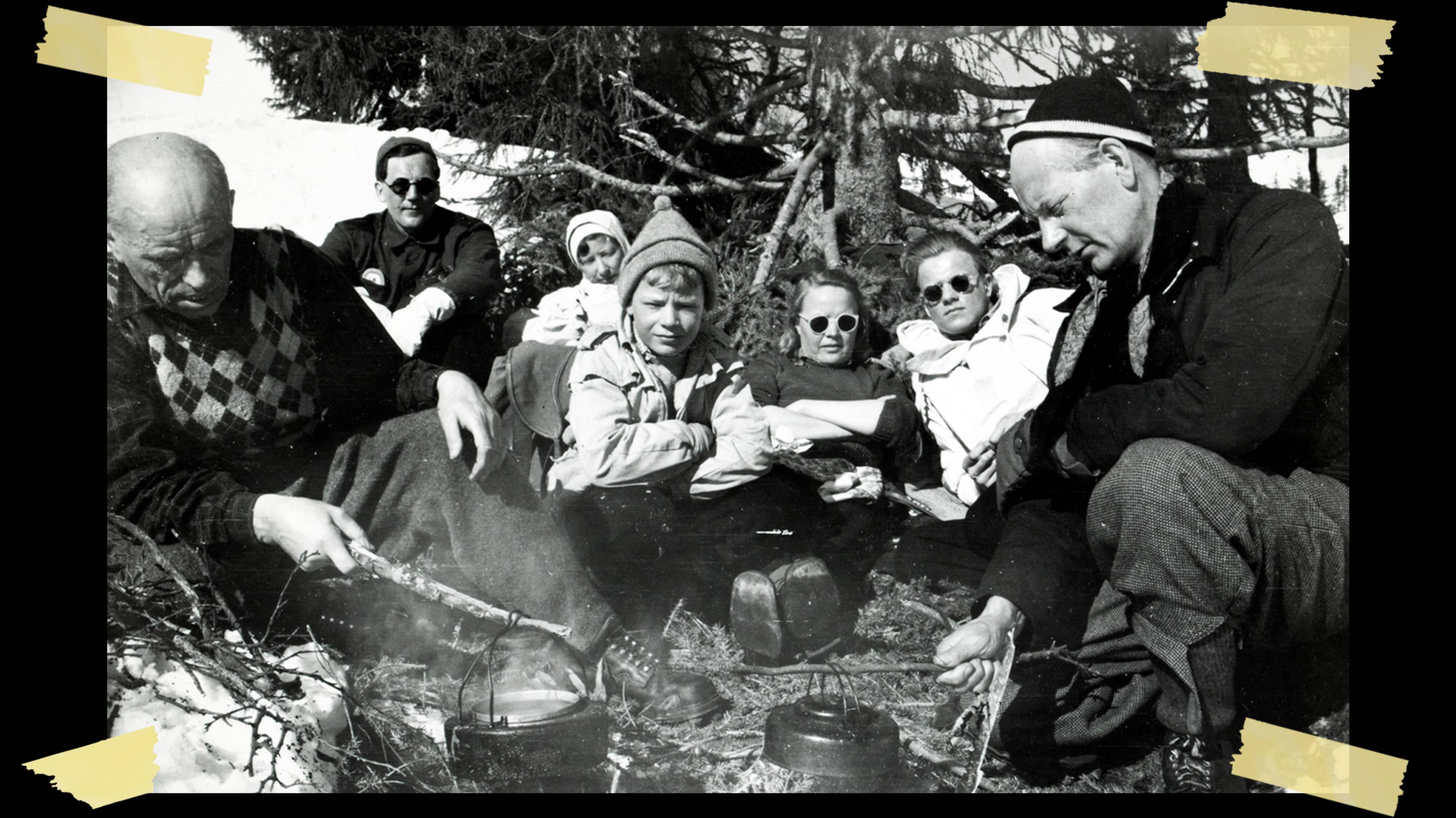 Einar Gerhardsen koker kaffe i skogen sammen med Martin Tranmæl og flere.