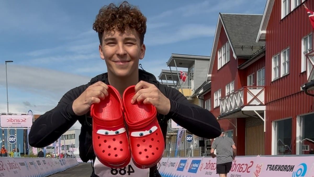 Benjamin (25) sprang sitt første maraton i billeg-crocs: – Som å springe med murstein