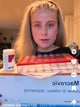 Skjermbilde fra TikTok Bildet viser en person med langt, lyst hår som står foran en hvit vegg. Personen holder en stor boks med diverse medisiner, samt en flaske med innhold. I bakgrunnen er det en uformell stueinnredning med planter. Det fremgår at innholdet er relatert til helsetilstand, muligens autoimmun sykdom. (Bildebeskrivelsen er laget av en KI-tjeneste)