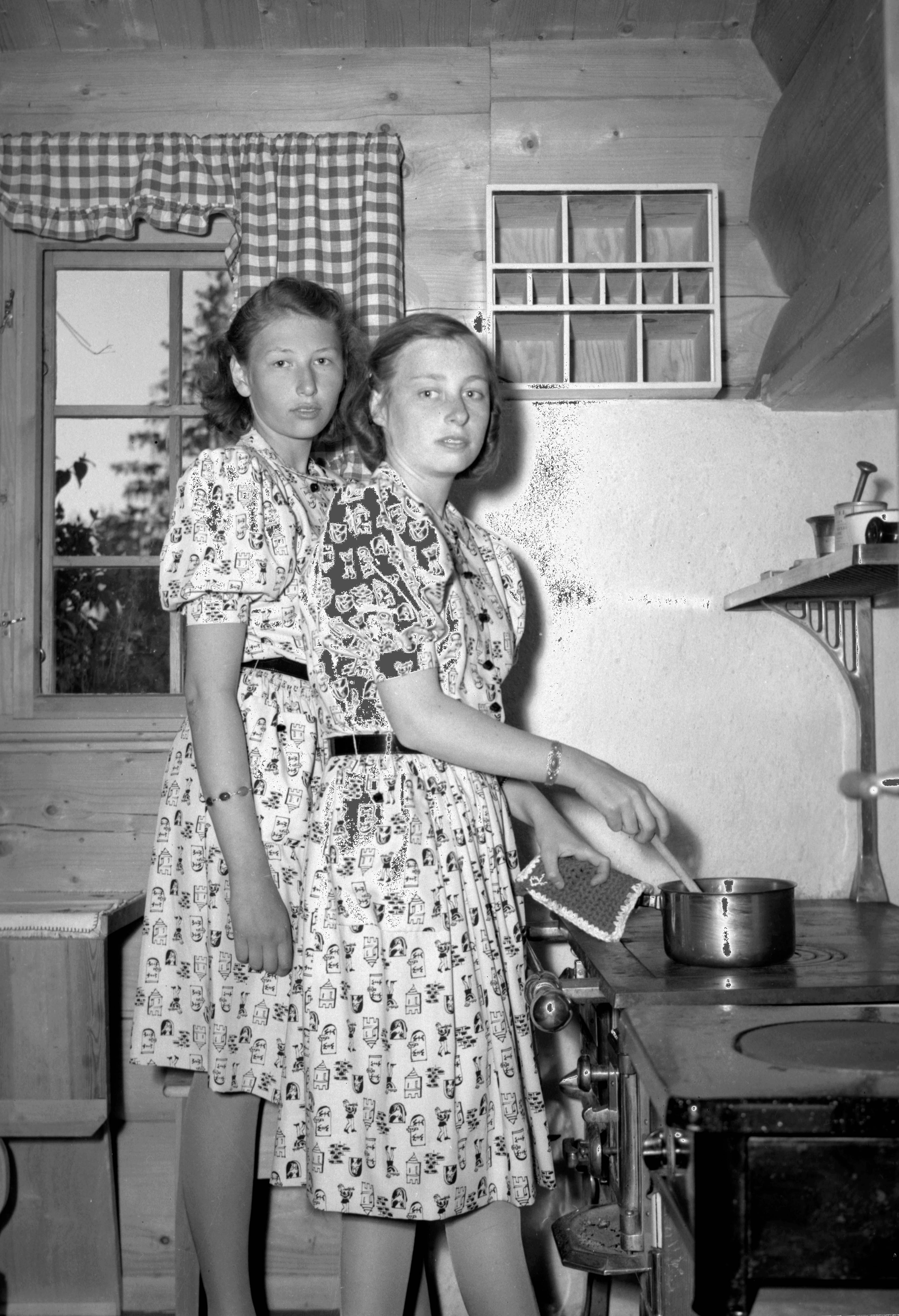 Prinsesse Astrid og prinsesse Ragnhild på Skaugum i 1946