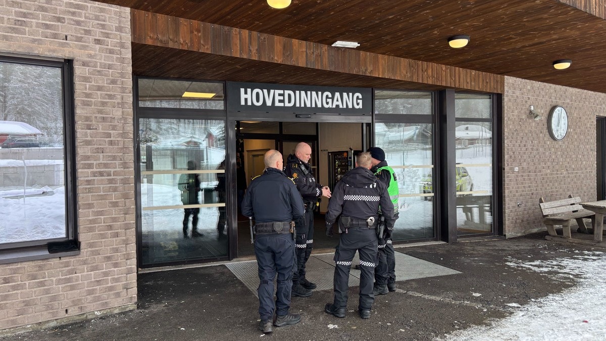 Person angrepet med hammer og brann på ungdomsskole i Kongsberg