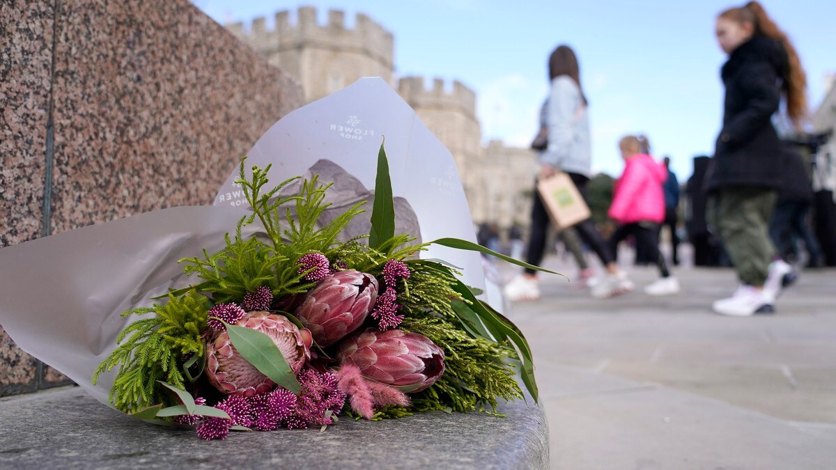 Fleire har lagt ned blomster ved Windsor Castle