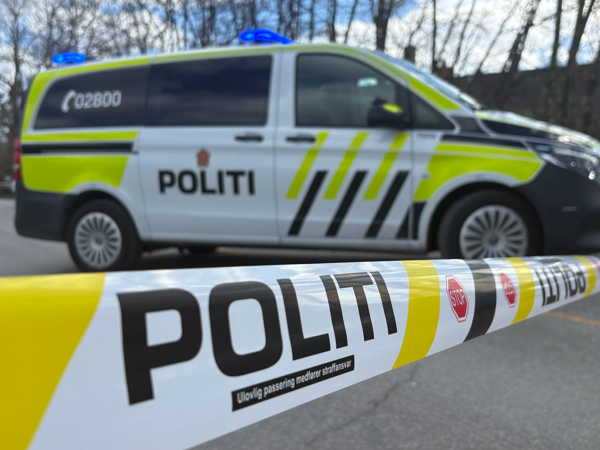 En politibil bak politisperring. 